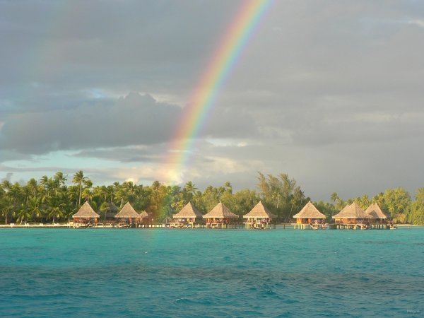04- Arc-en-ciel sur les bungalows de l'hotel Kia-Ora 